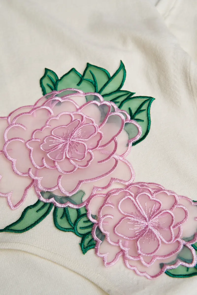 Floral-Appliquéd Cropped Knit Cardigan – Open-Front Style